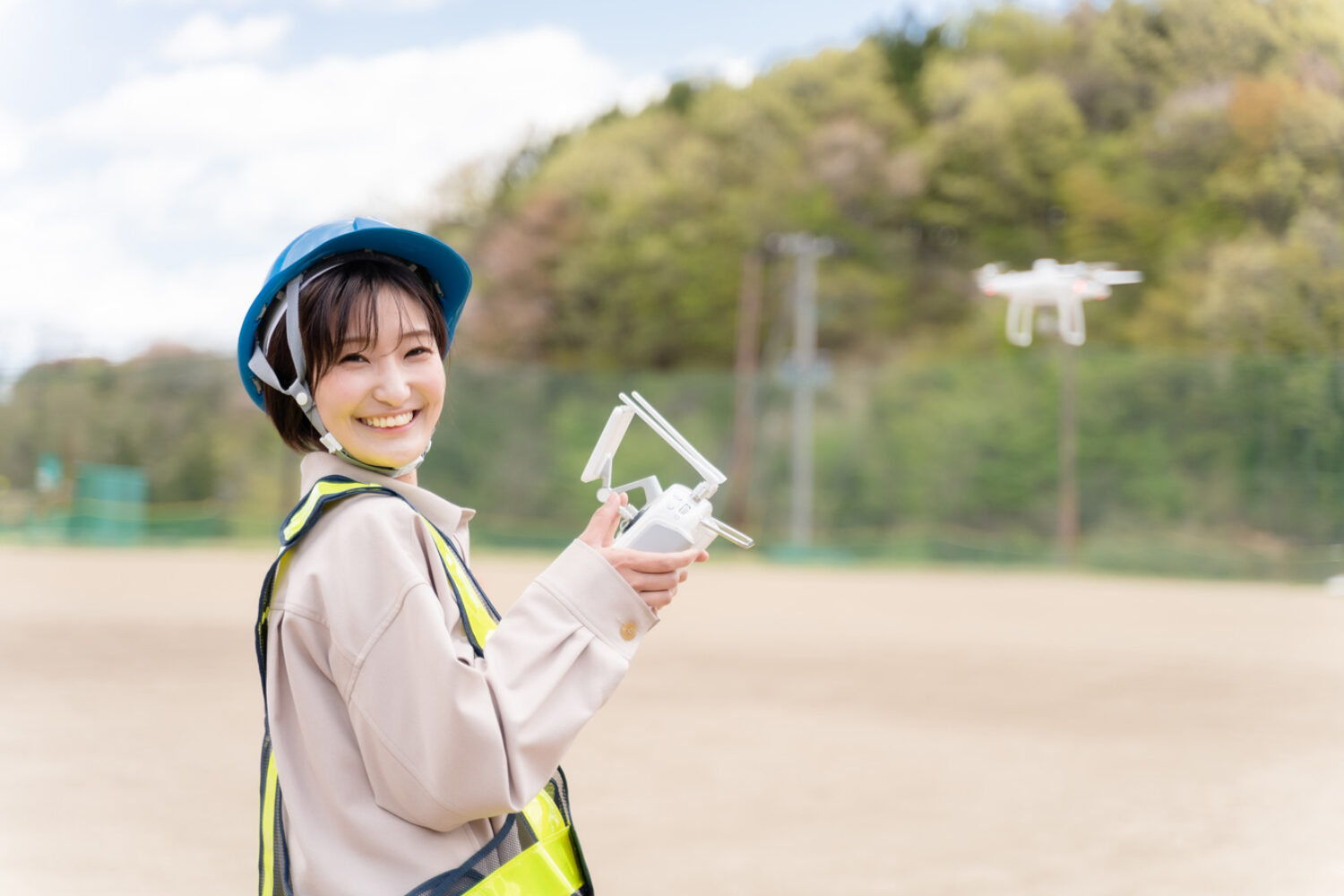 ドローンスクールでの実技をする笑顔の女性　仙台