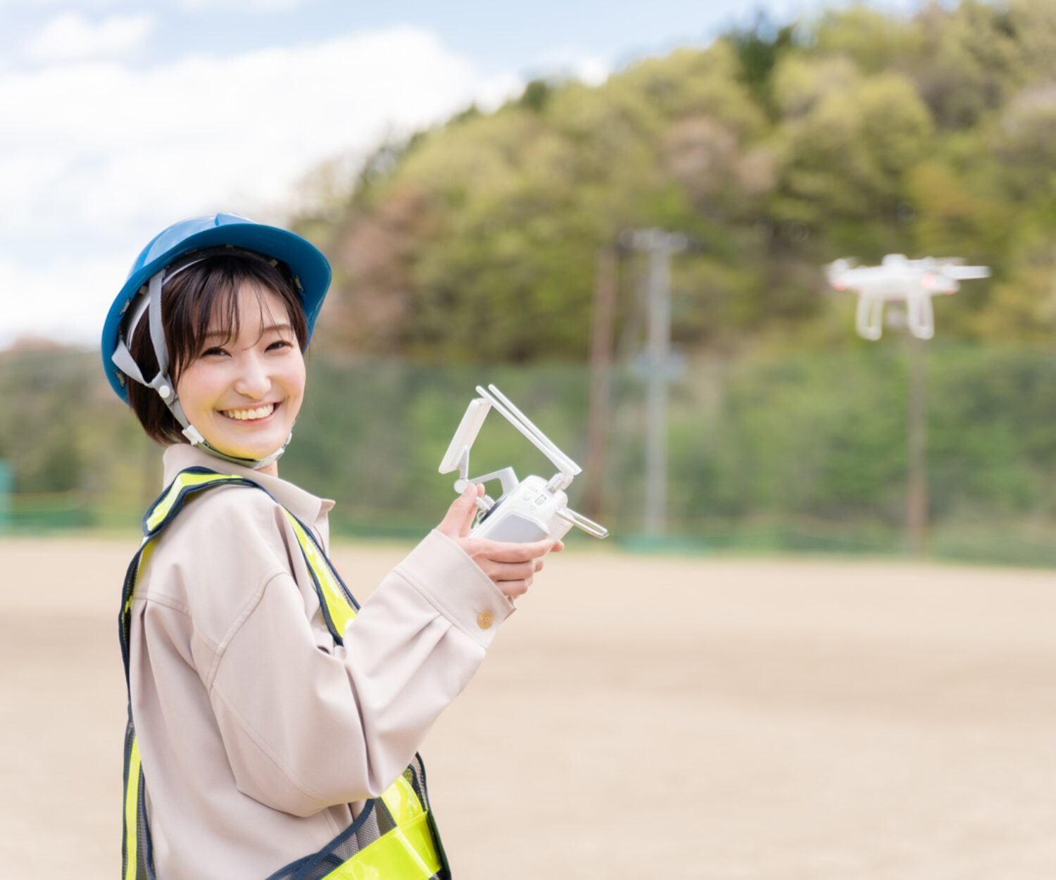 ドローンスクールでの実技をする笑顔の女性　仙台