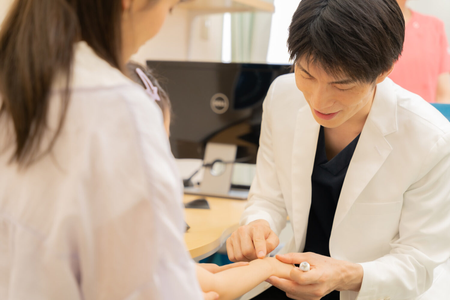 病院診察風景　ファミリア皮膚科長町