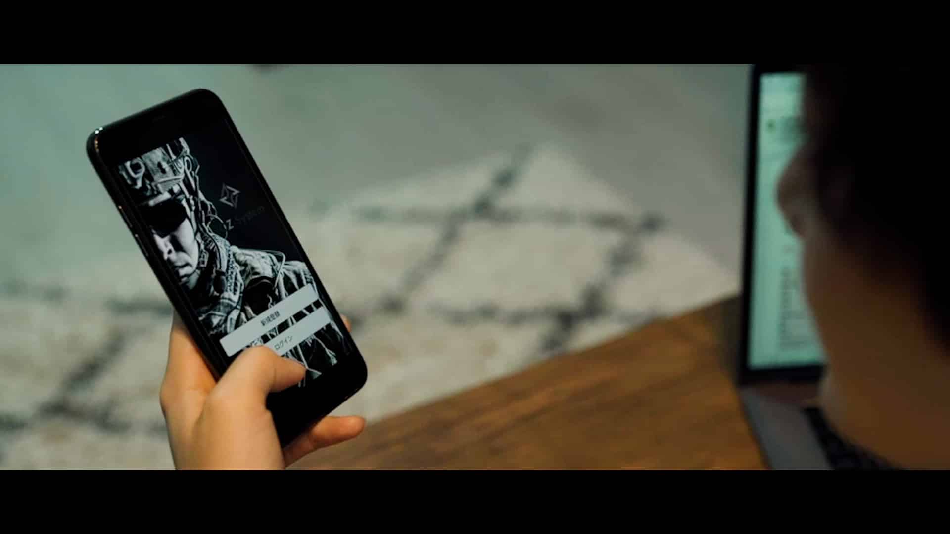 スマートフォンのアプリを触っている女性
