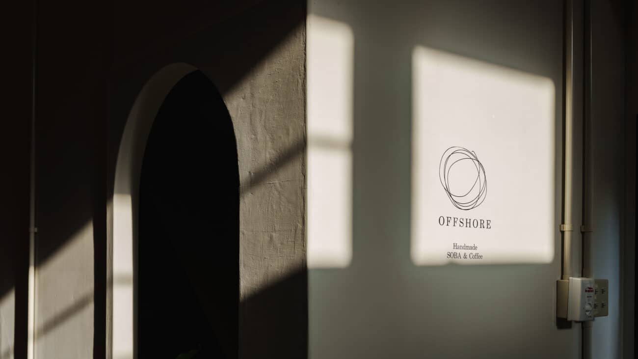 店内の壁に映る「OFFSHORE」のロゴ