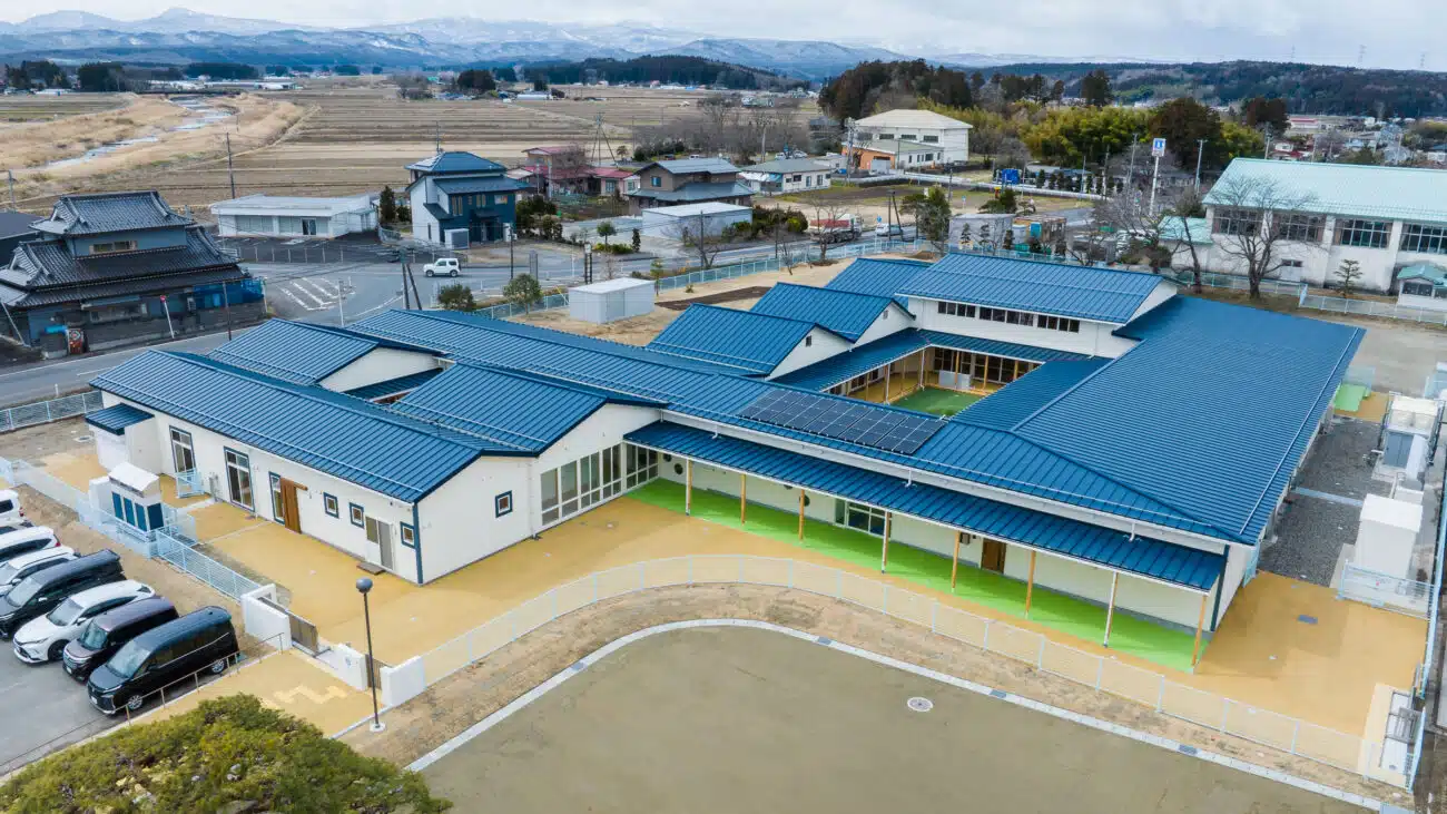青い屋根の園舎を上空から撮影した全景