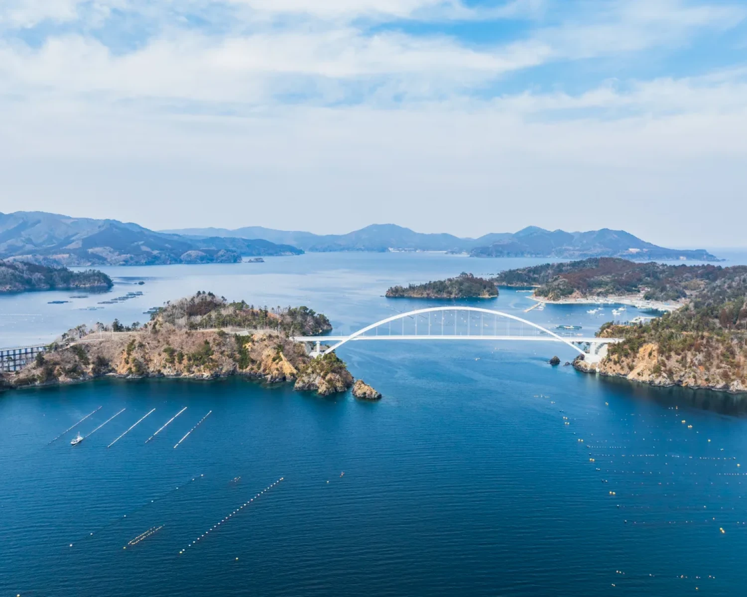 ドローンで撮影した宮城県の海にかかる橋と海岸線の風景写真