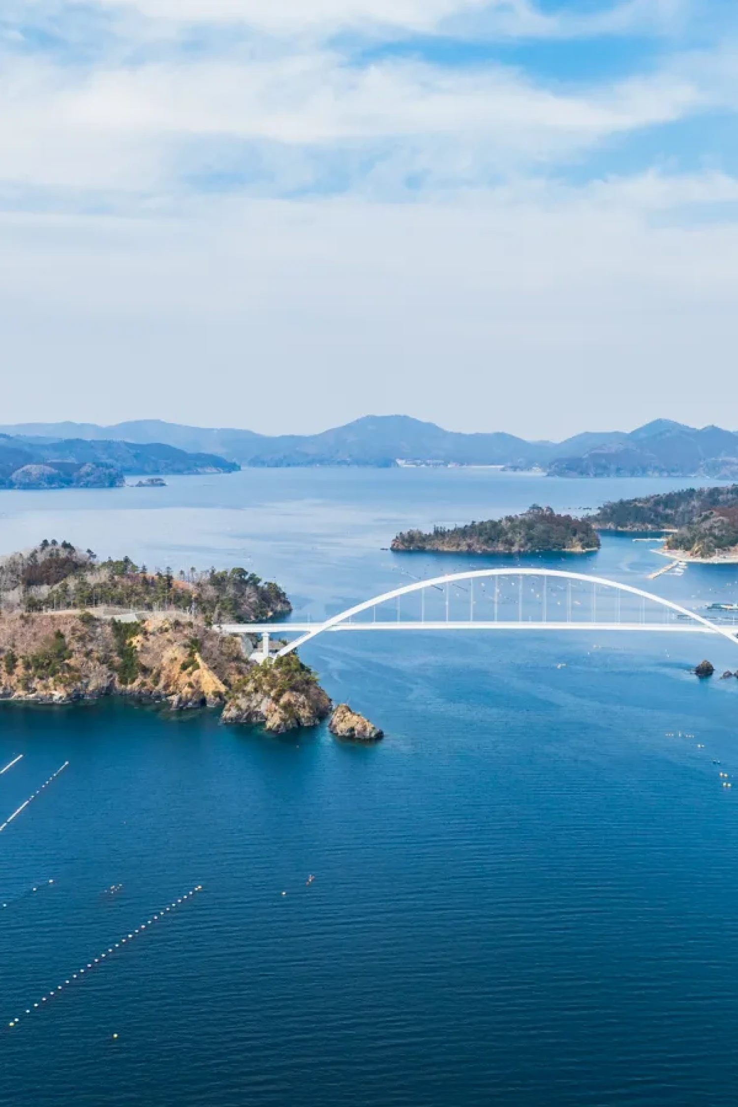 ドローンで撮影した宮城県の海にかかる橋と海岸線の風景写真