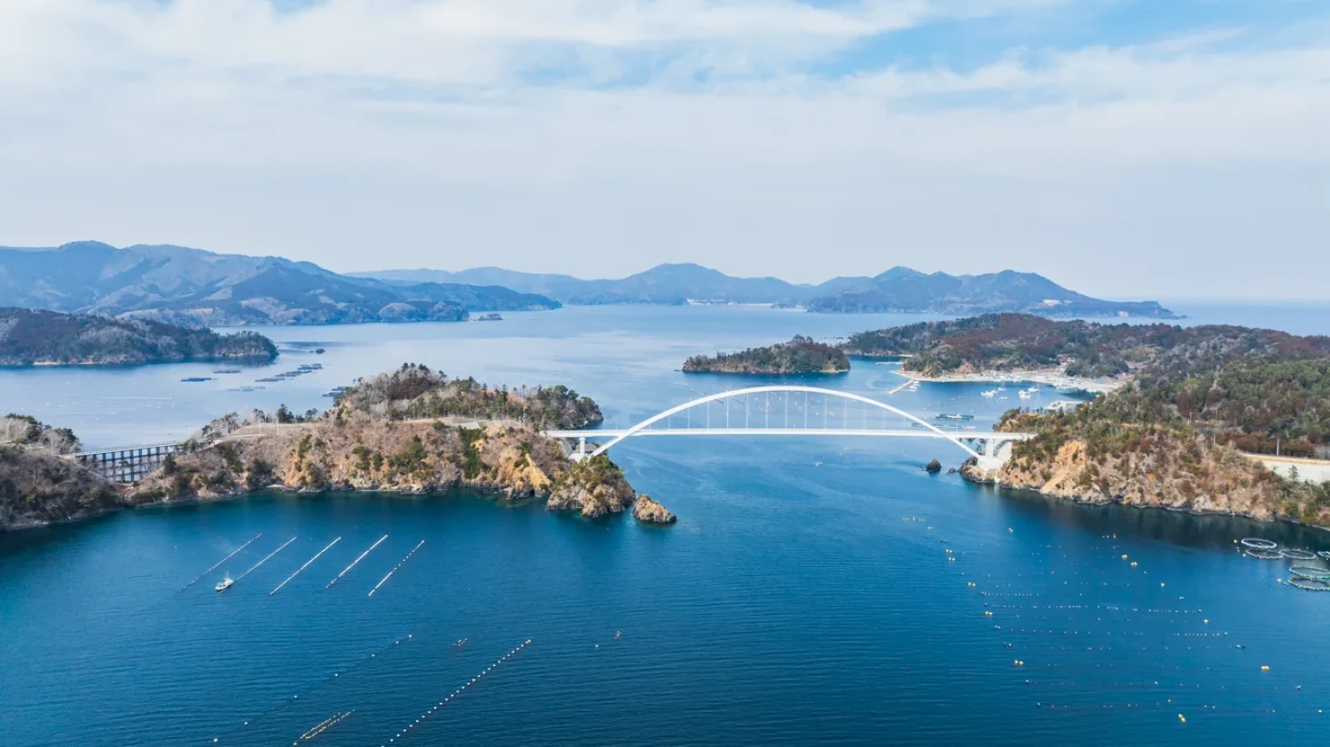 ドローンで撮影した宮城県の海にかかる橋と海岸線の風景写真