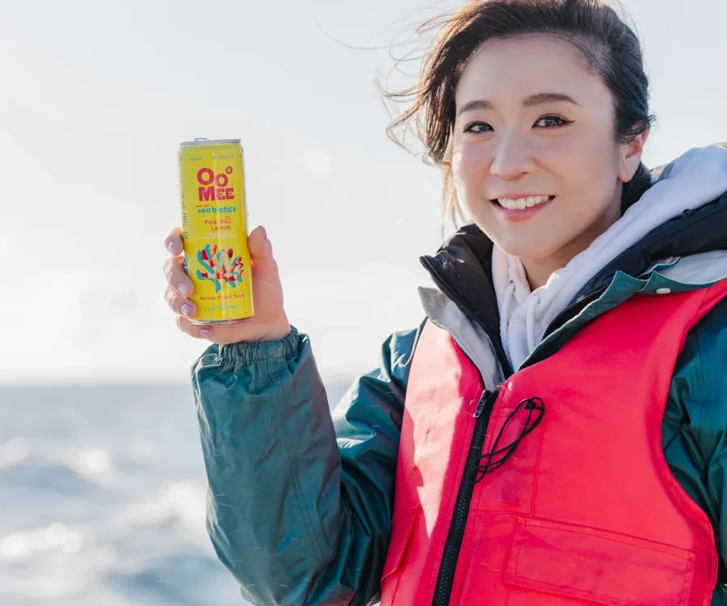 宮城県の海で撮影したOoMeeを持つ三木アリッサ（Alissa Miky）のポートレート写真