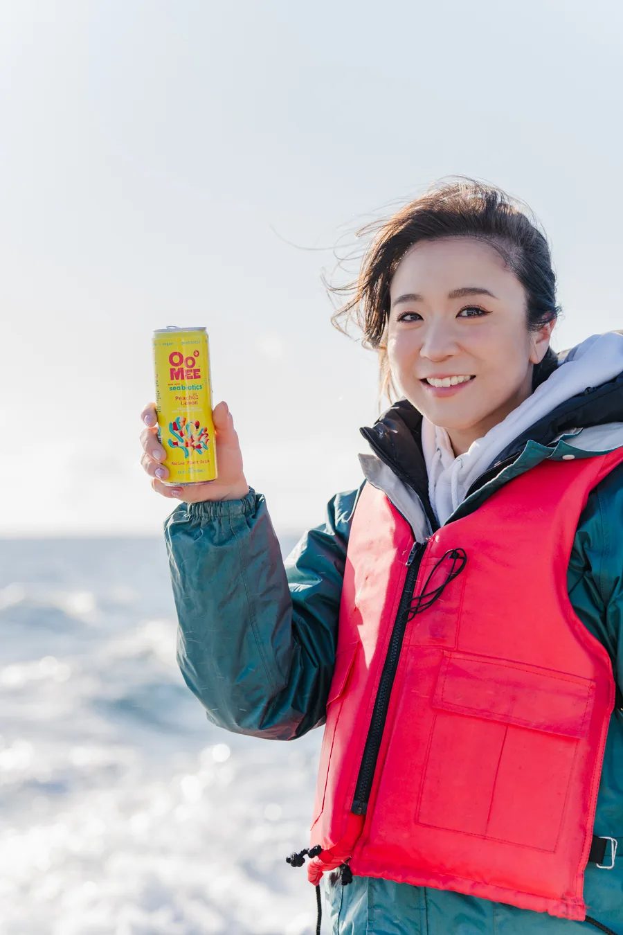 宮城県の海で撮影したOoMeeを持つ三木アリッサ（Alissa Miky）のポートレート写真｜仙台宮城のカメラマン・フォトグラファー山下恭弘