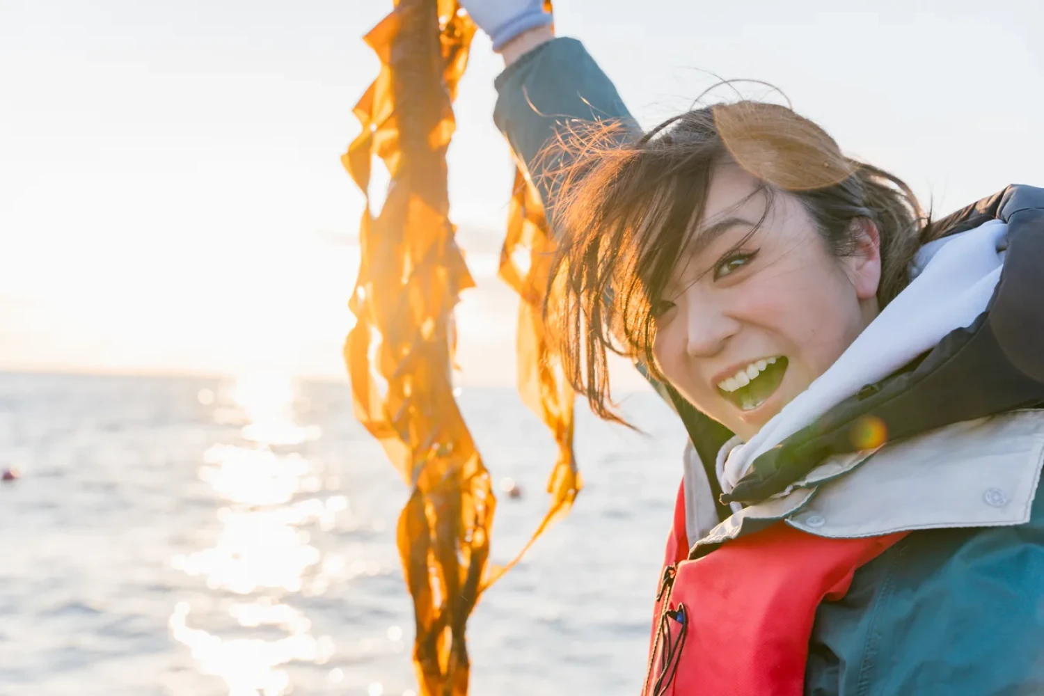 宮城県の海で撮影した海藻の漁をする三木アリッサ（Alissa Miky）のポートレート写真