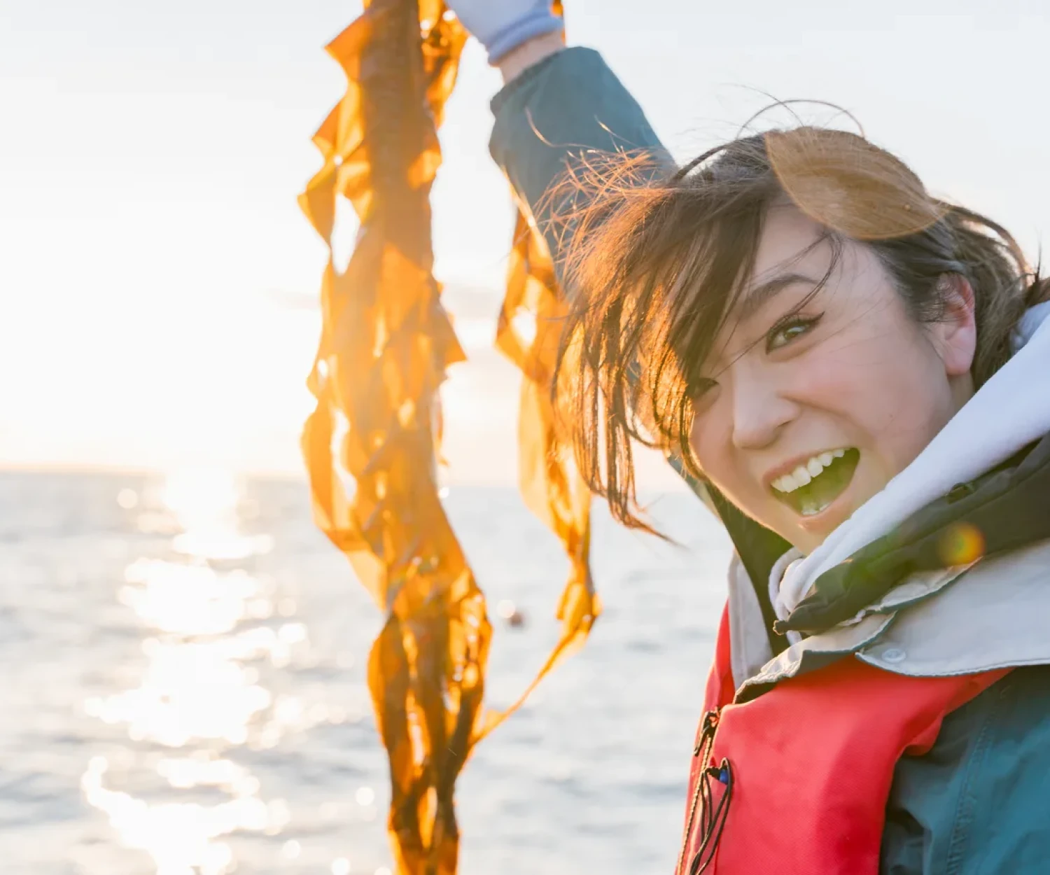 宮城県の海で海藻の漁をする三木アリッサ（Alissa Miky）