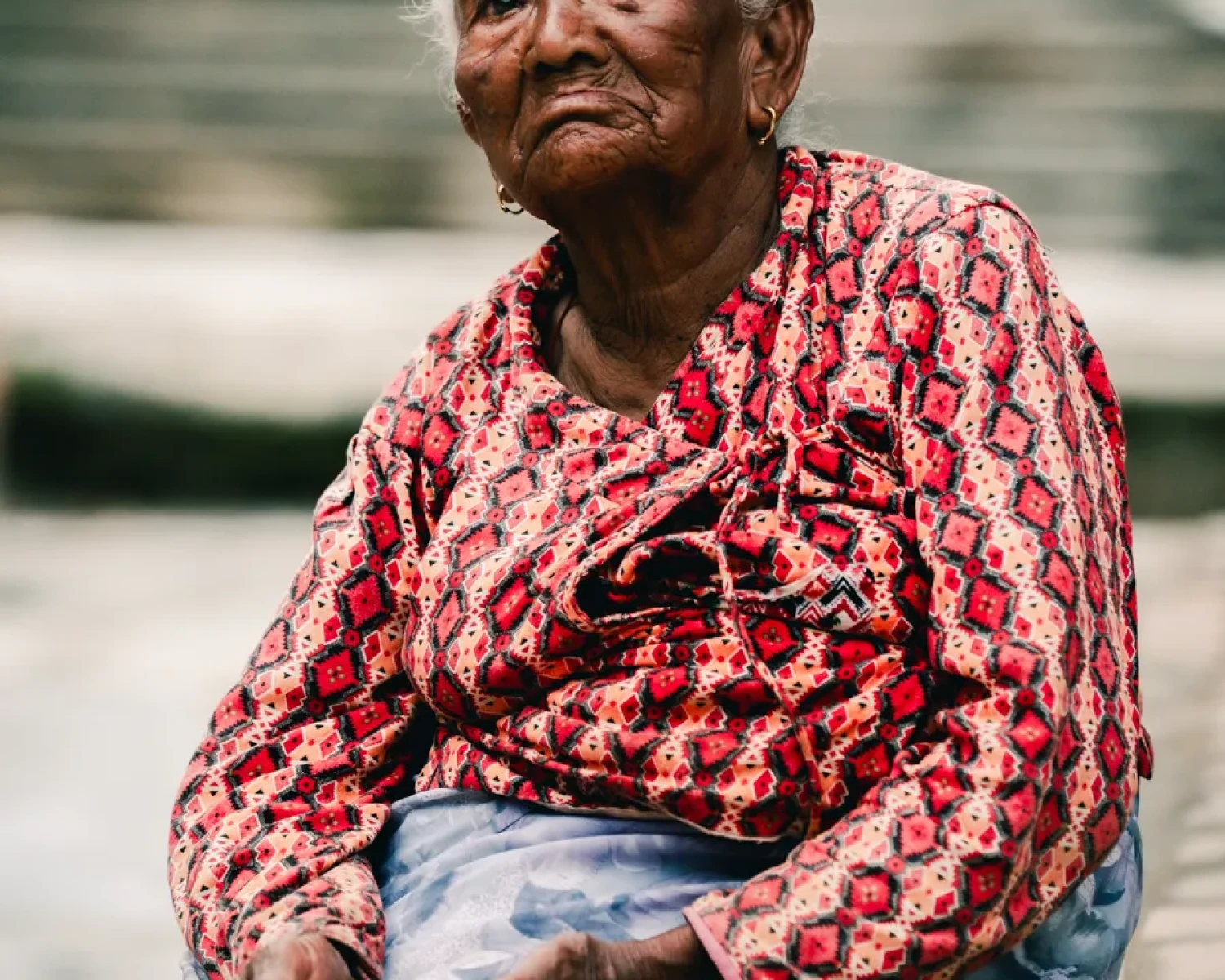 ネパールで撮影した物乞いをするおばあさんの写真