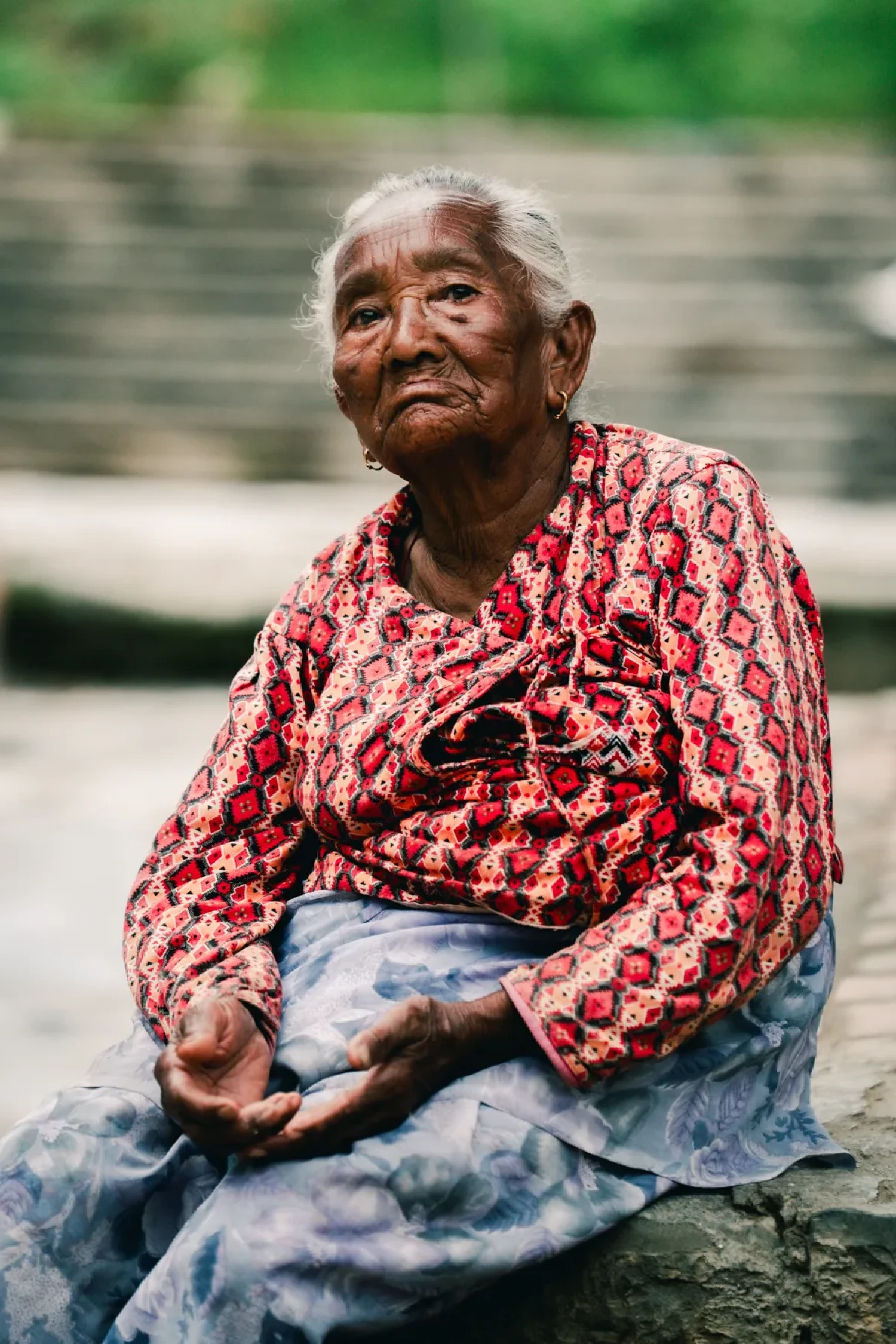 物乞いをするおばあさんの写真