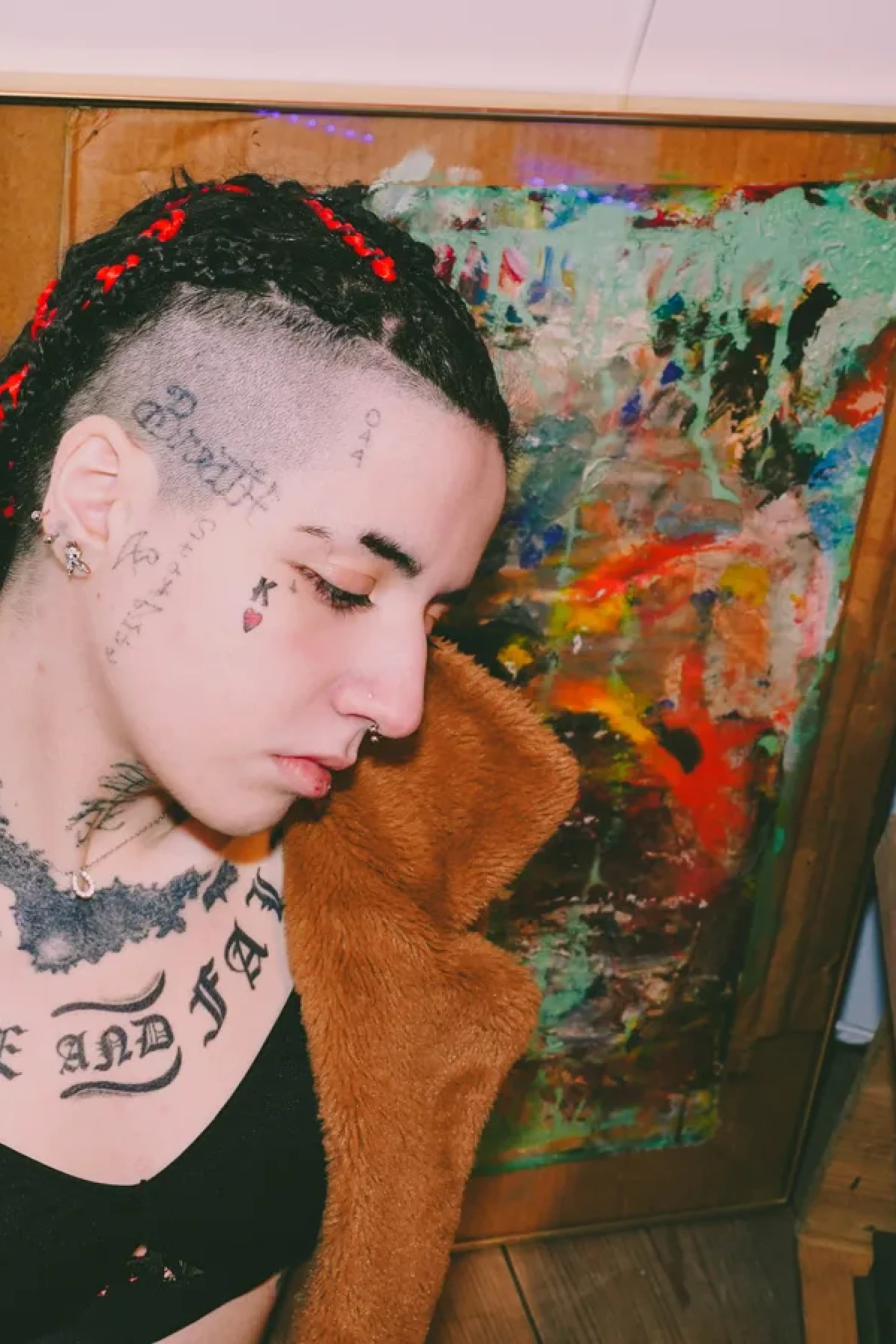 タトゥーを入れた女の子のポーズを撮影