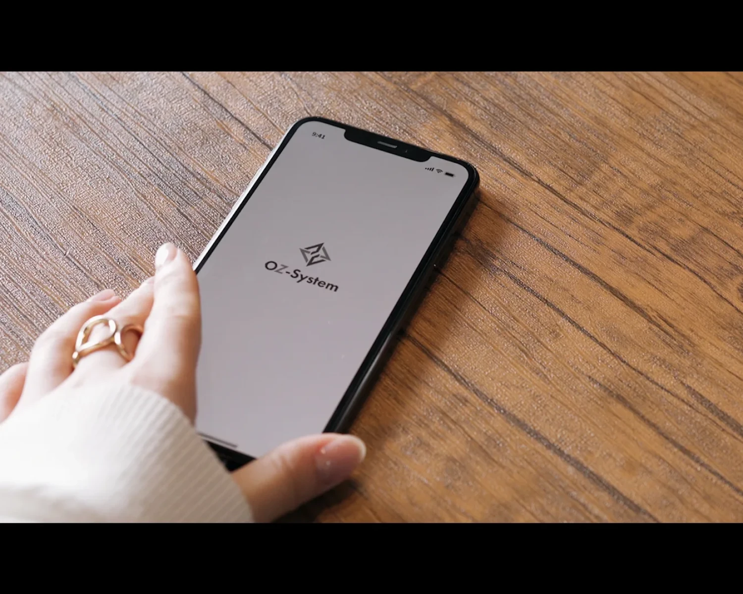 テーブルにあるスマートフォンを触る動画撮影の1シーン