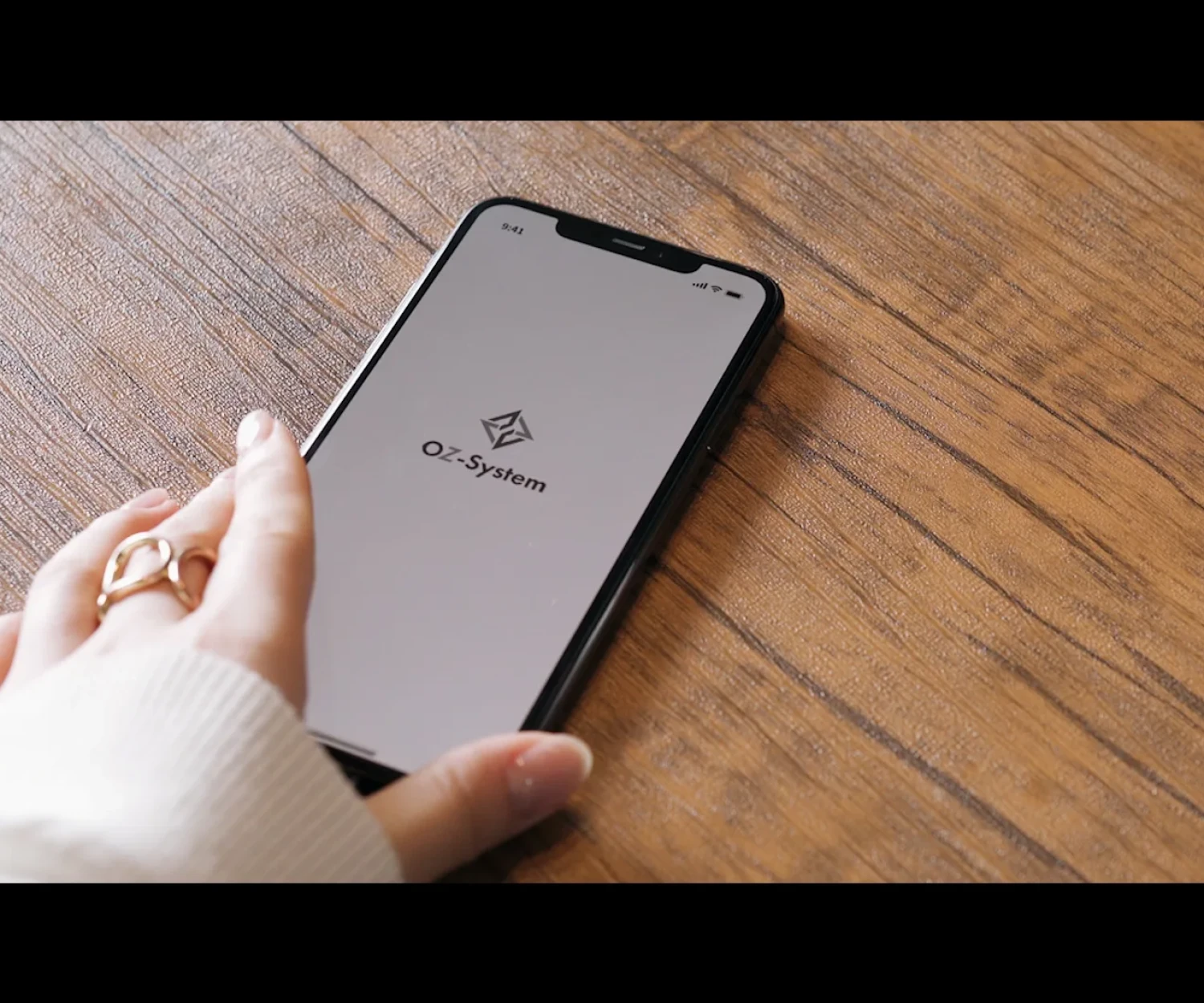 テーブルにあるスマートフォンを触る動画撮影の1シーン