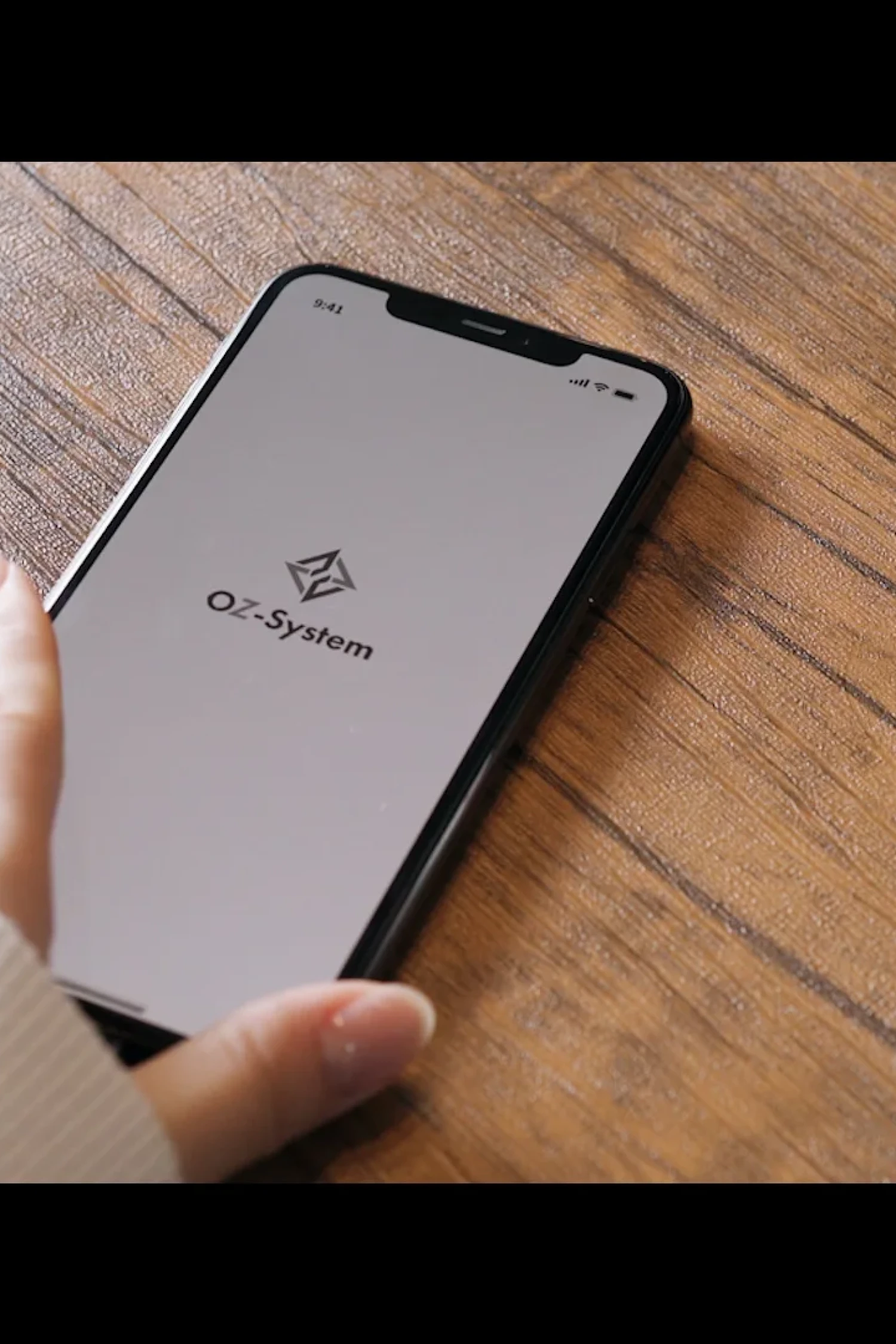 テーブルにあるスマートフォンを触る動画のシーンのサムネイル
