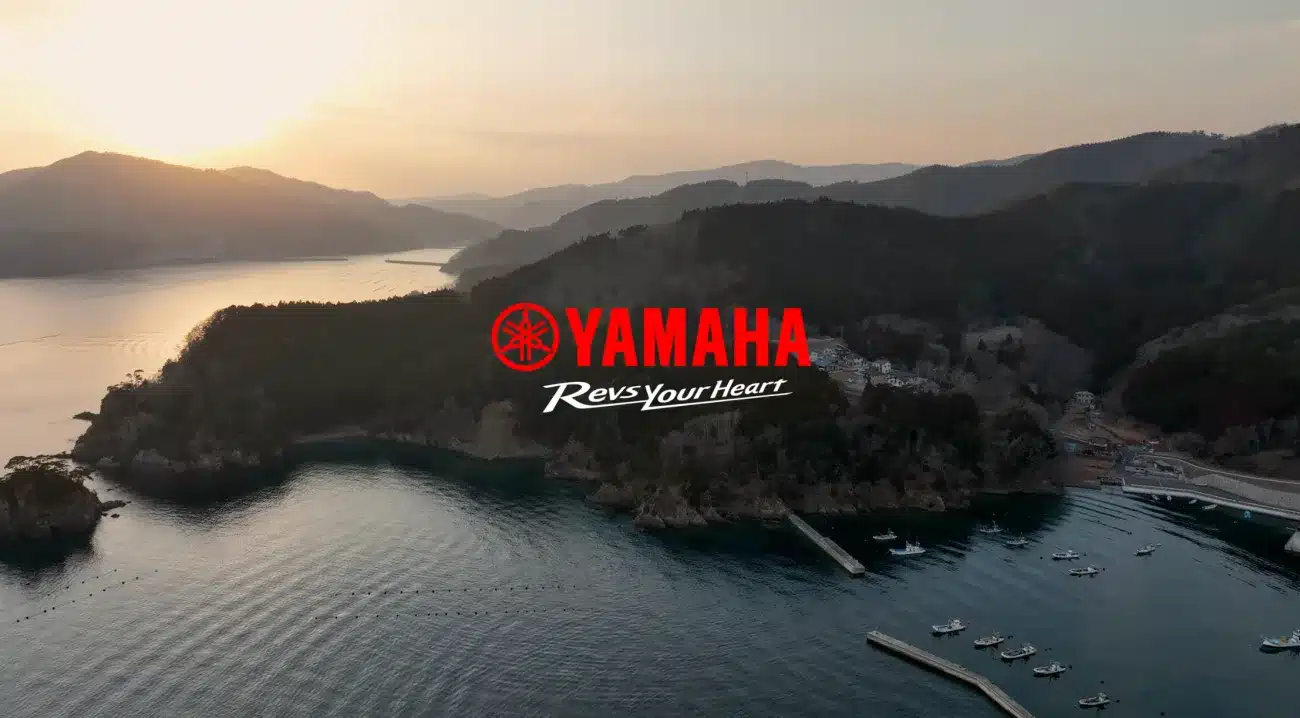 夕暮れの牡蠣養殖漁港を空撮したヤマハ発動機のYouTube動画サムネイル