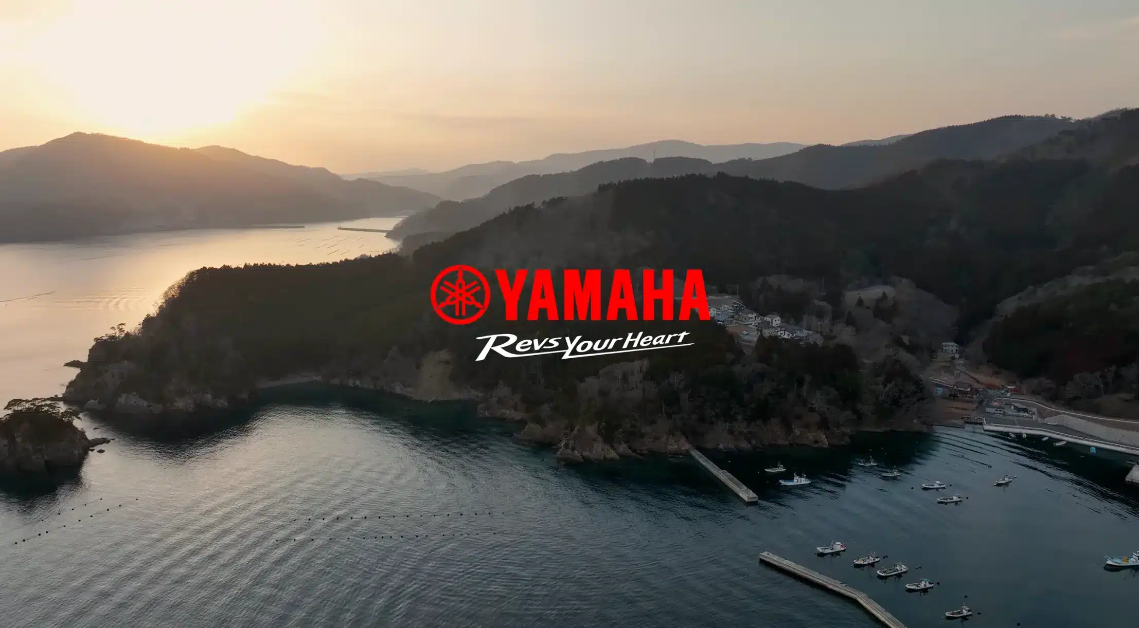 夕暮れの牡蠣養殖漁港を空撮したヤマハ発動機のYouTube動画サムネイル