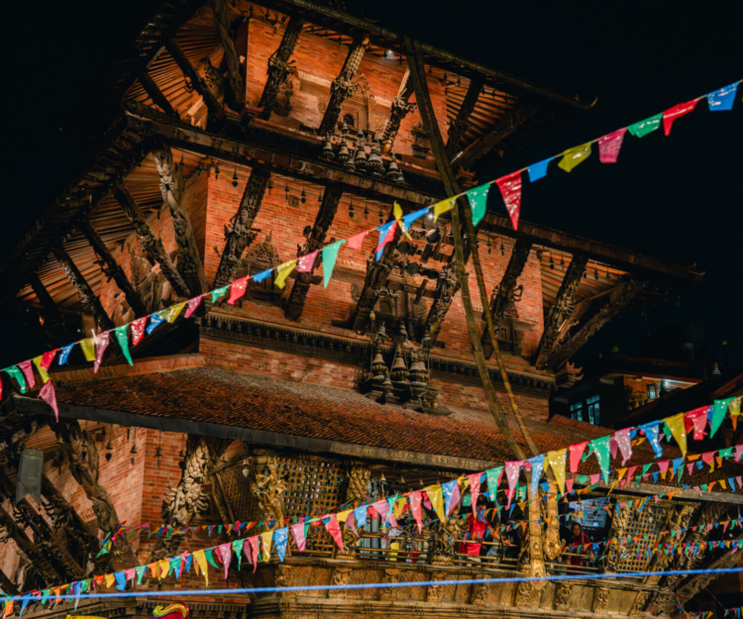アイキャッチ｜ネパールのDurbar広場にあるお寺の夜の様子