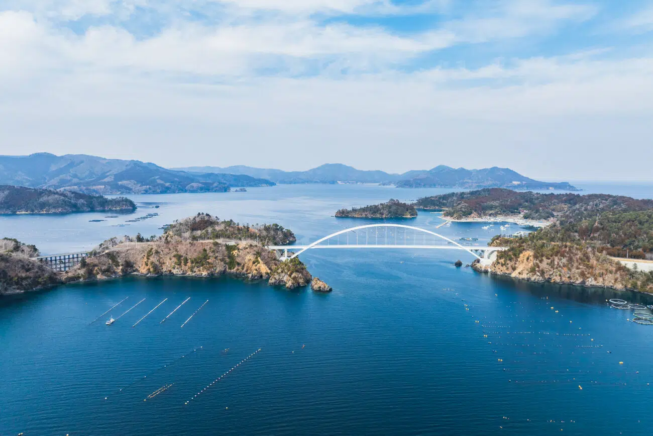 海と島々、橋を上空から撮影した風景