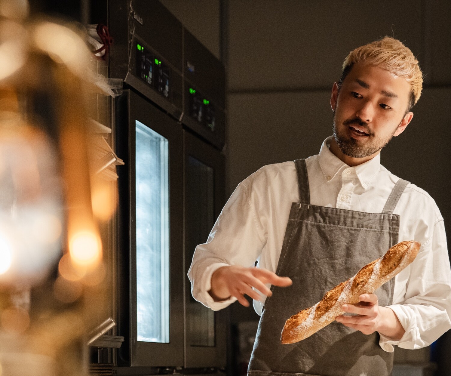 BAKERY GOLDEN RATIOの店内でパンを手にする職人