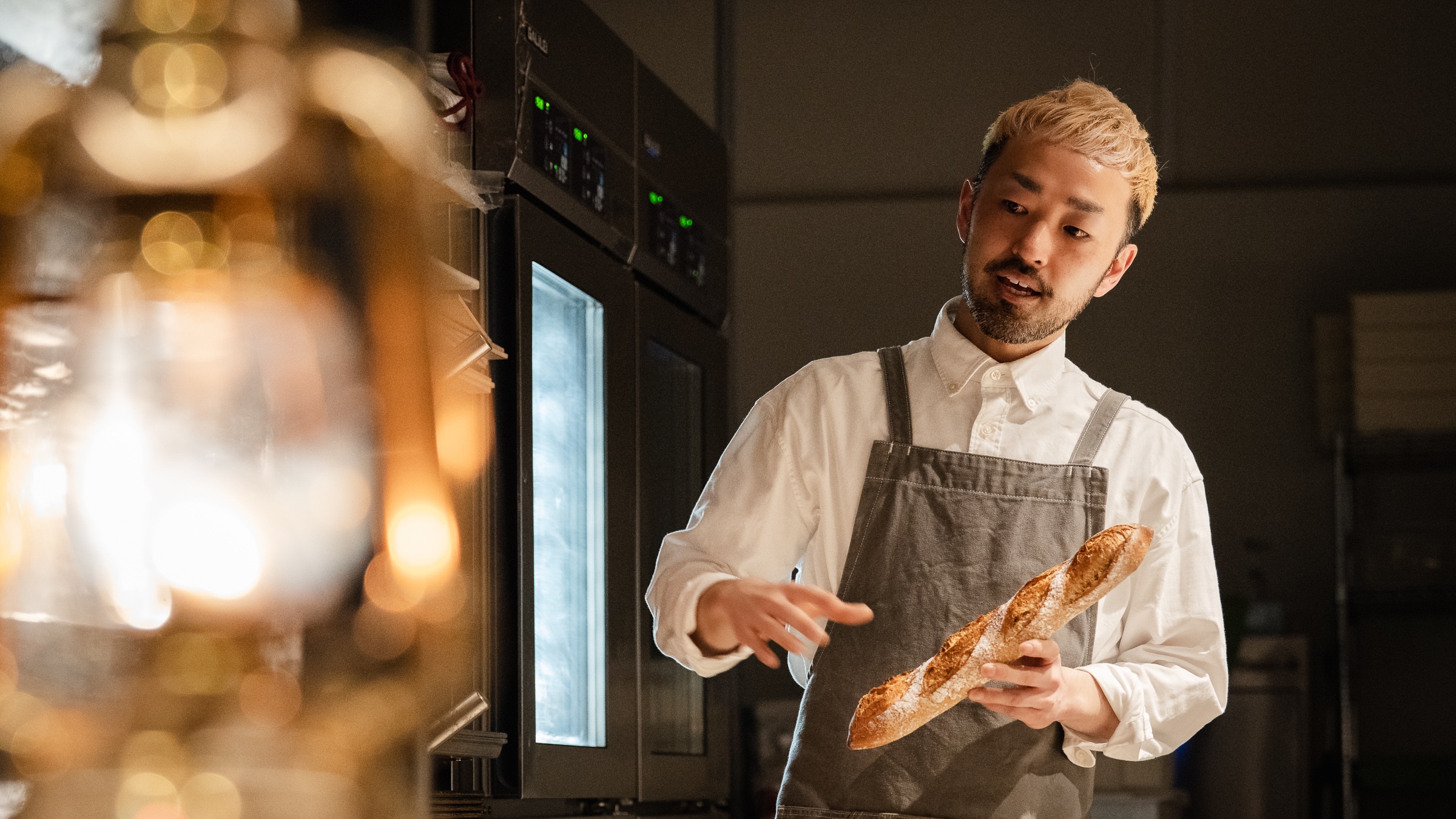 BAKERY GOLDEN RATIOの店内でパンを手にする職人