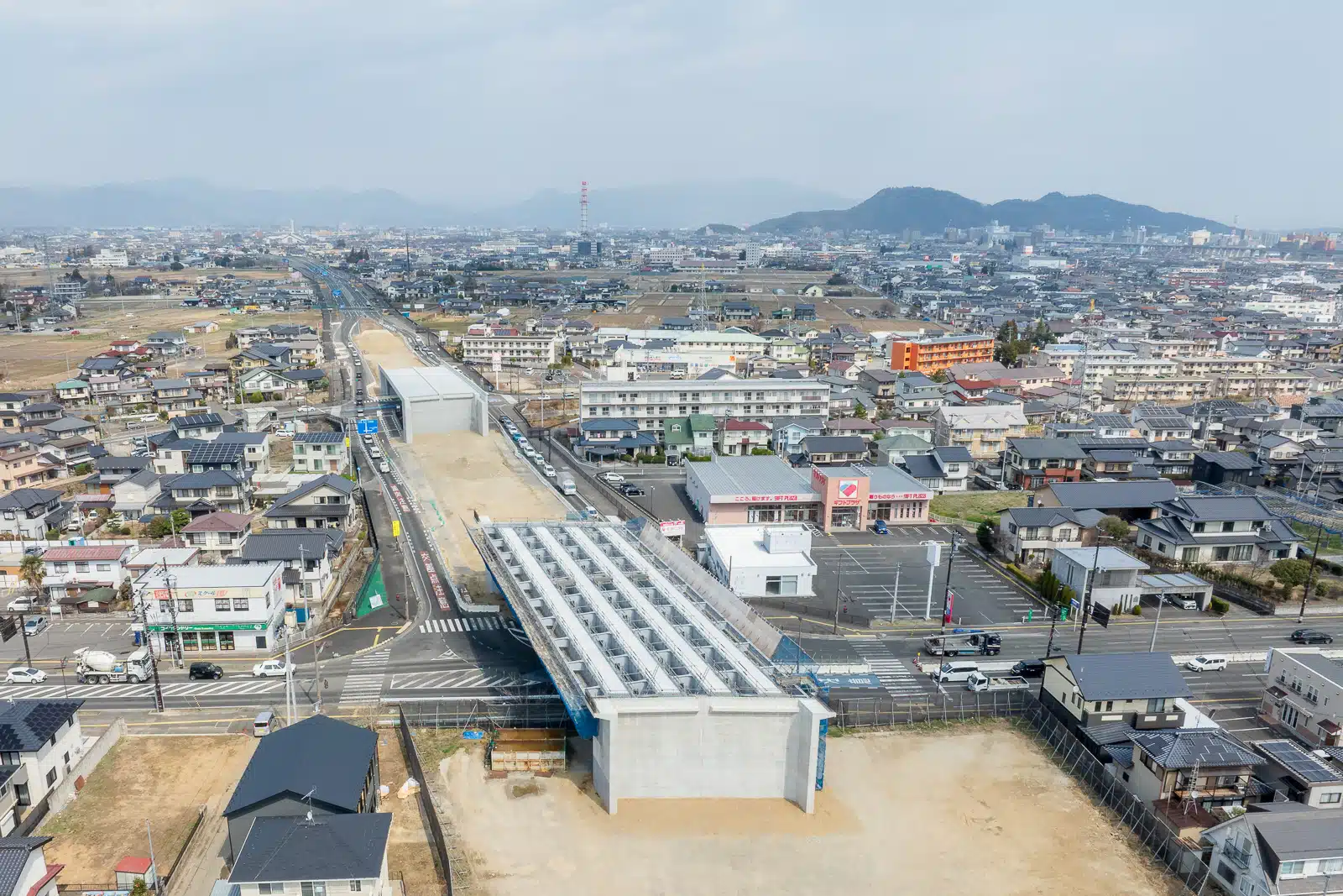 橋梁の基礎の全景の様子のドローンで撮影した写真